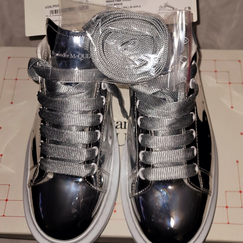 This is a beautiful Alexander mcqueen silver metallic I just wear it 2 time is